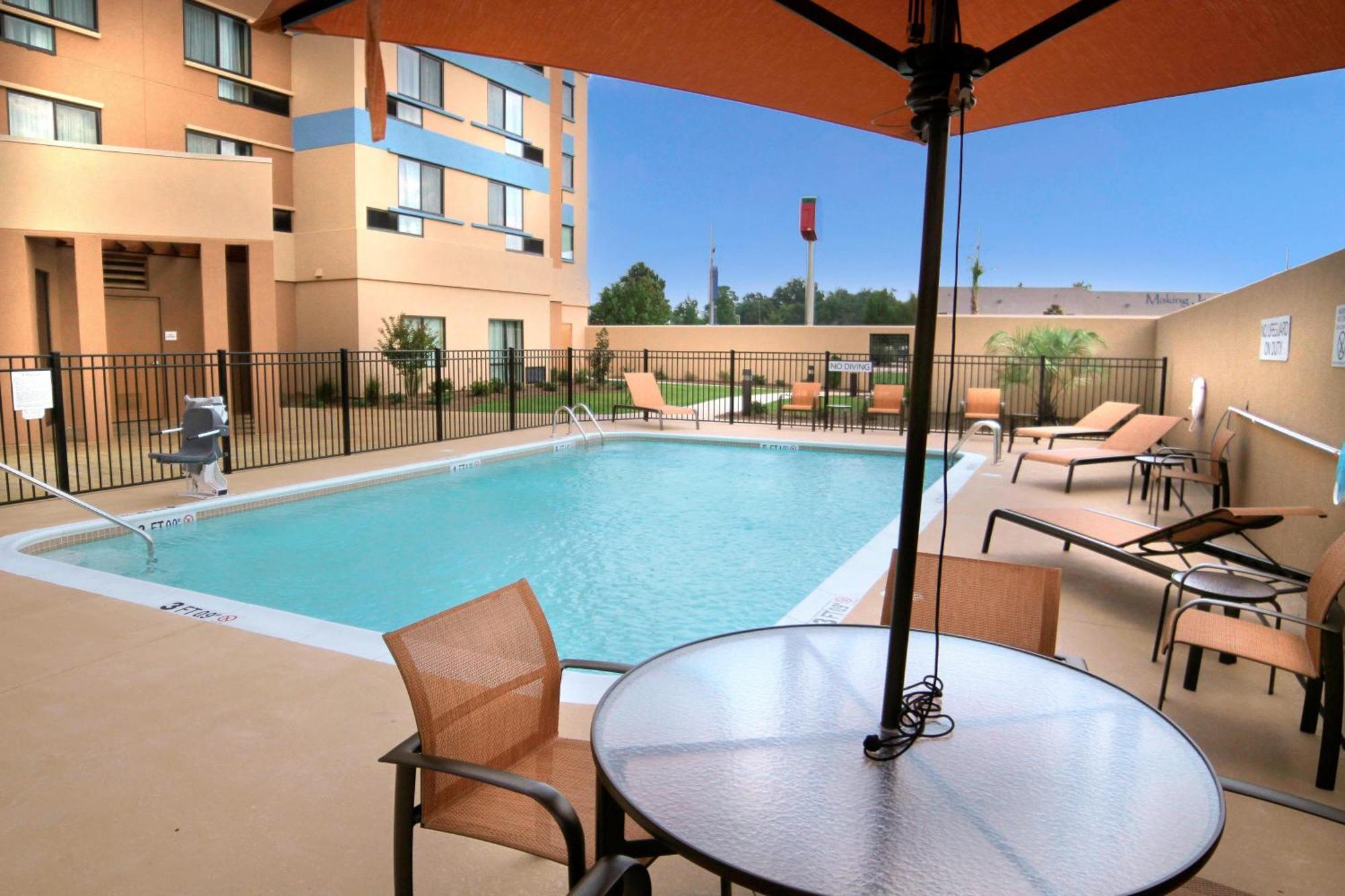 Courtyard By Marriott Jackson Airport/Pearl Hotel Exterior photo