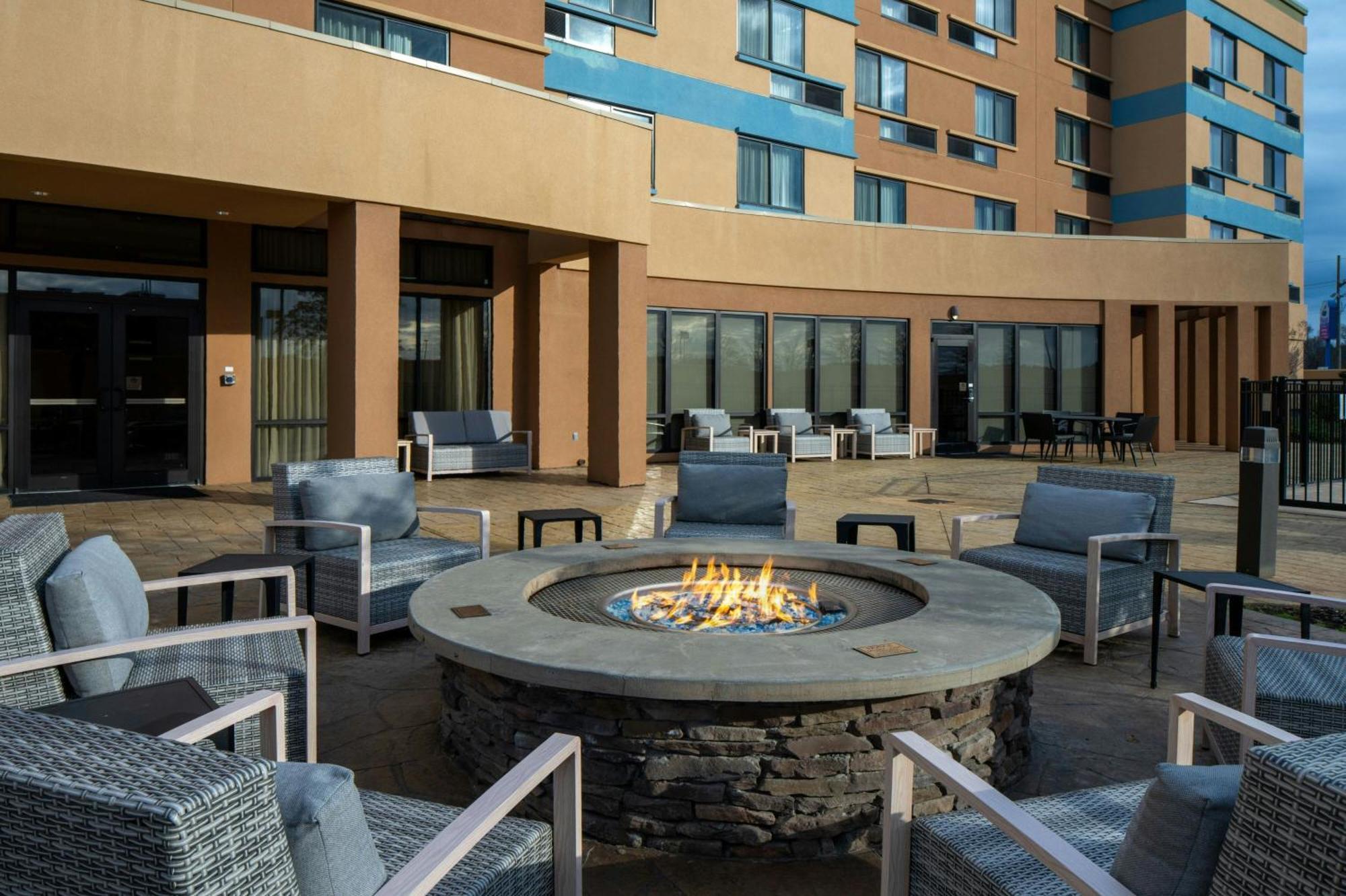 Courtyard By Marriott Jackson Airport/Pearl Hotel Exterior photo