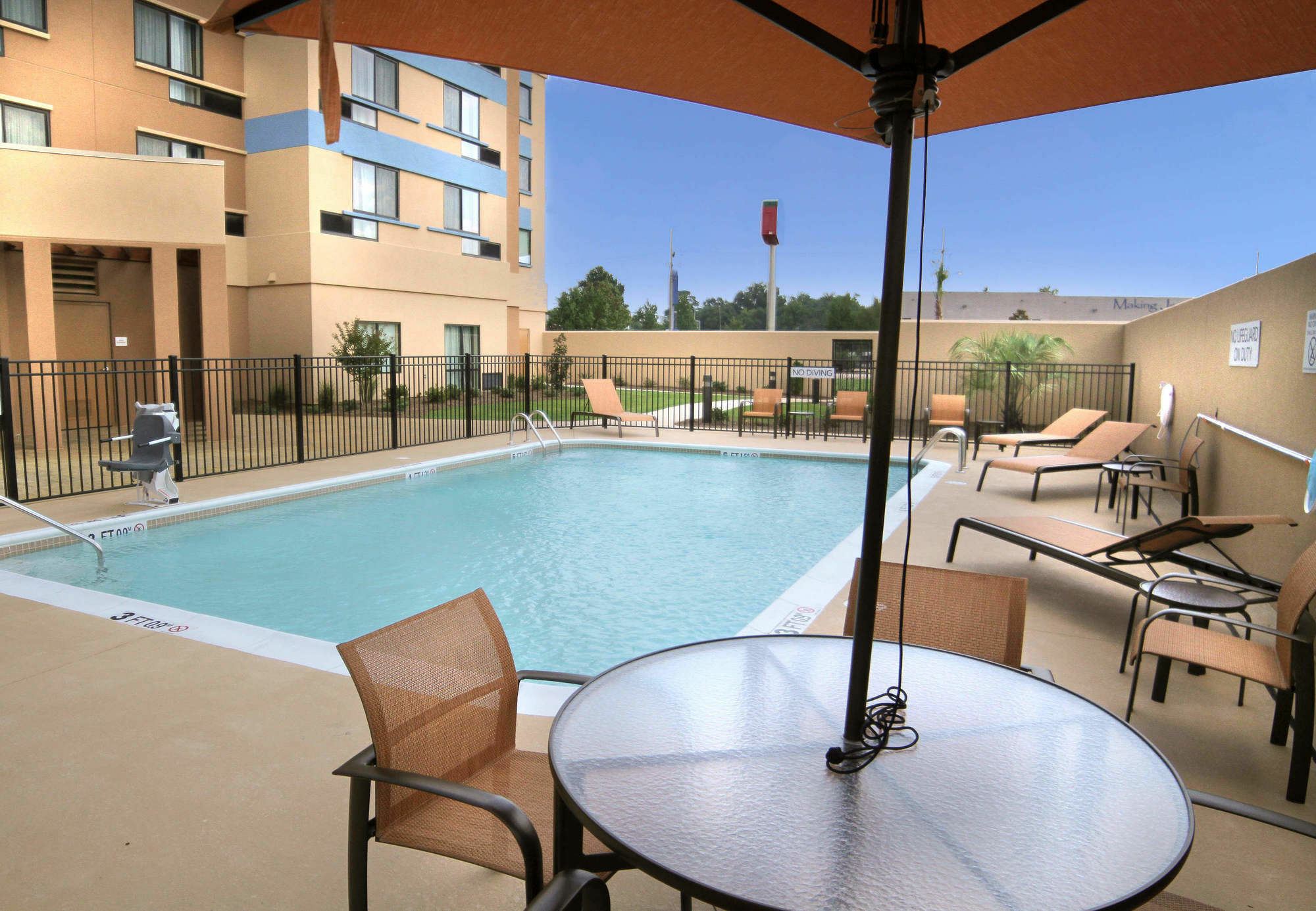 Courtyard By Marriott Jackson Airport/Pearl Hotel Exterior photo